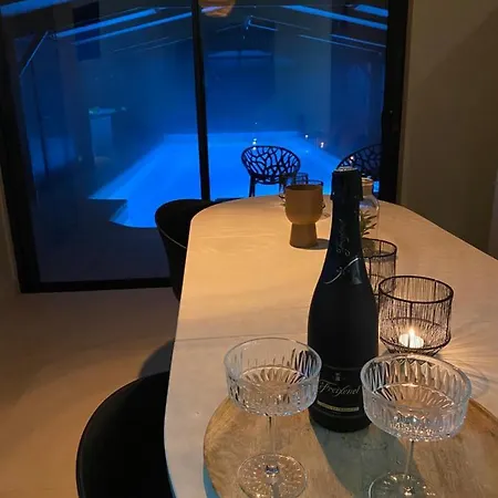 Apartament Capsule - Piscine Privative, Sauna, Jacuzzi *