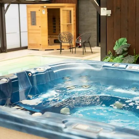 Apartament Capsule - Piscine Privative, Sauna, Jacuzzi