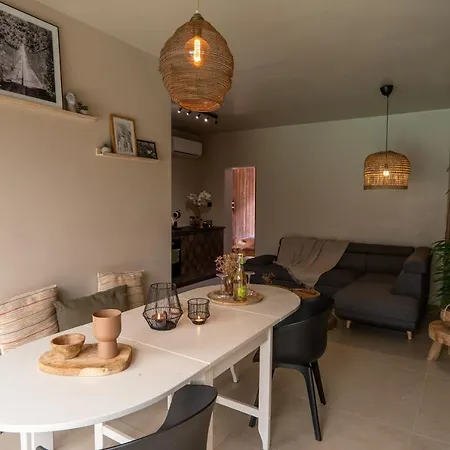 Apartament Capsule - Piscine Privative, Sauna, Jacuzzi *
